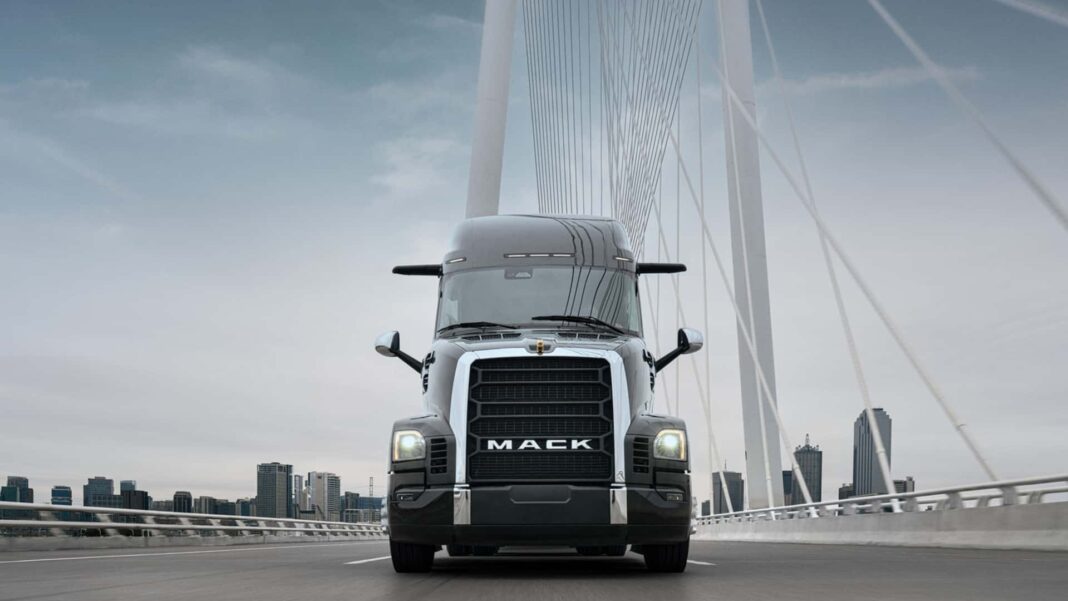 Voici le Premier Camion Élective Mack Entièment Fabriaque aux États-unis
