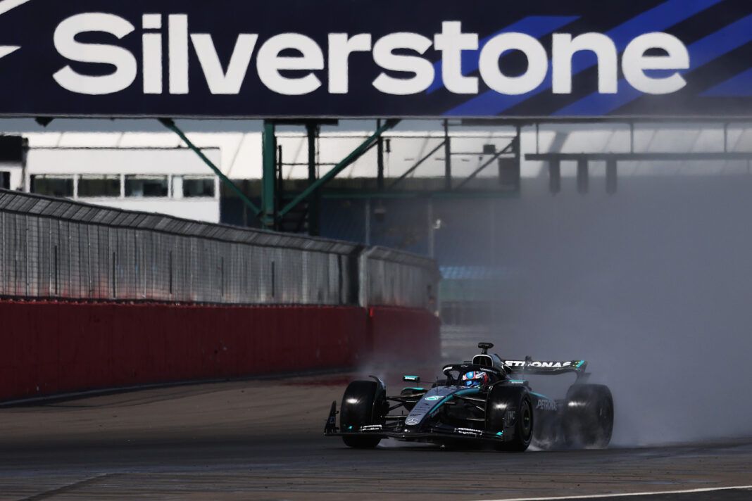 Test Pirelli - Silverstone - Day 1 - Mercedes (11)