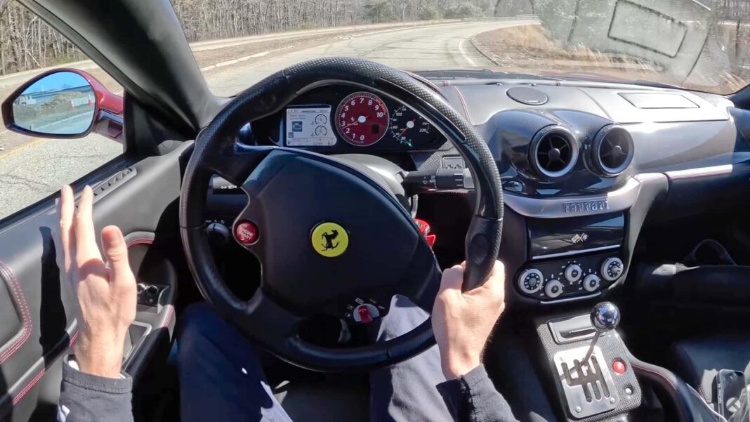 Ein Ferrari 599 mit einem Stock zu fahren, scheint der Himmel zu sein
