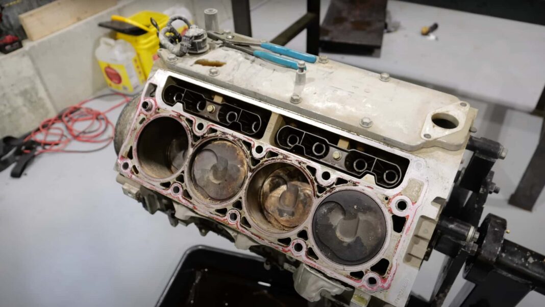 Jemand hat auf diesem kleinen Block V-8 eine Kopfdichtung verkehrt herum installiert
