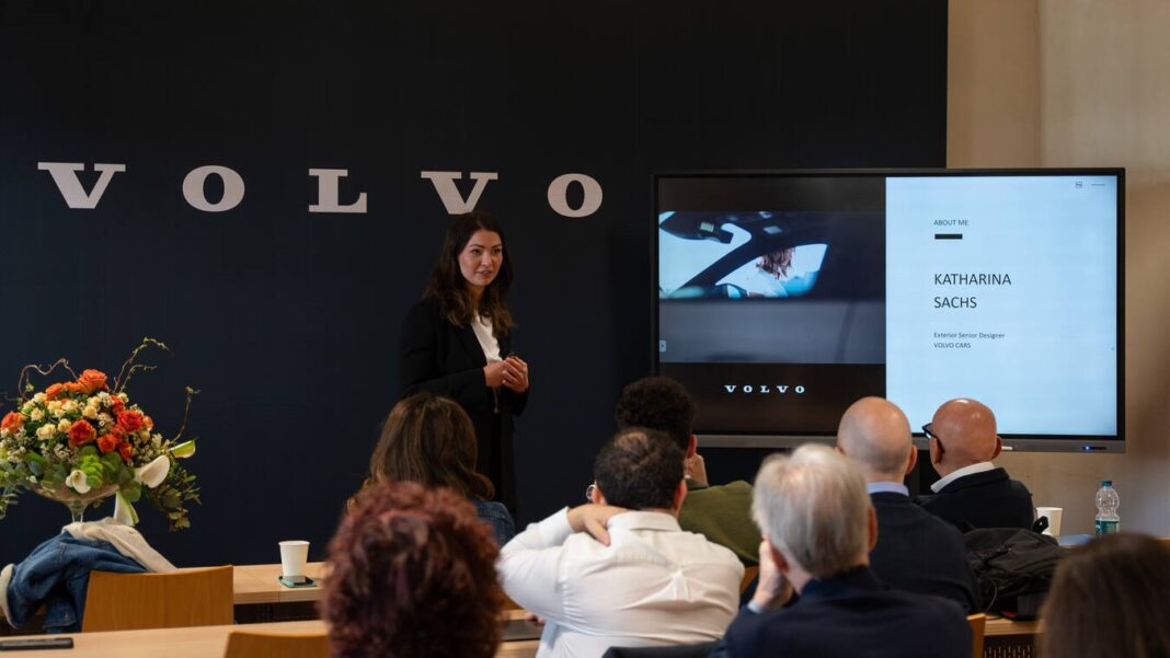Katharina Sachs, Senior Exterior Designer di Volvo Cars che ha firmato Volvo EX30, è stata ospite di AgenForm CEMI, la scuola italiana di car design dove ha iniziato il suo percorso di successo. Un ‘ritorno alle origini’ per due storie di eccellenza