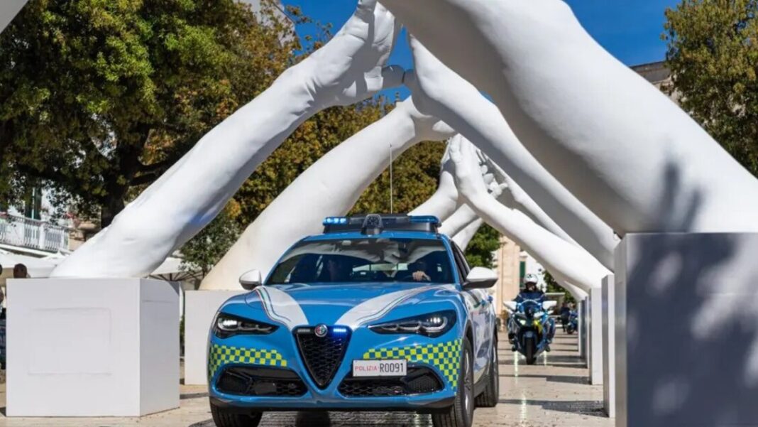 La Polizia stradale scorta il Giro d'Italia in auto e moto