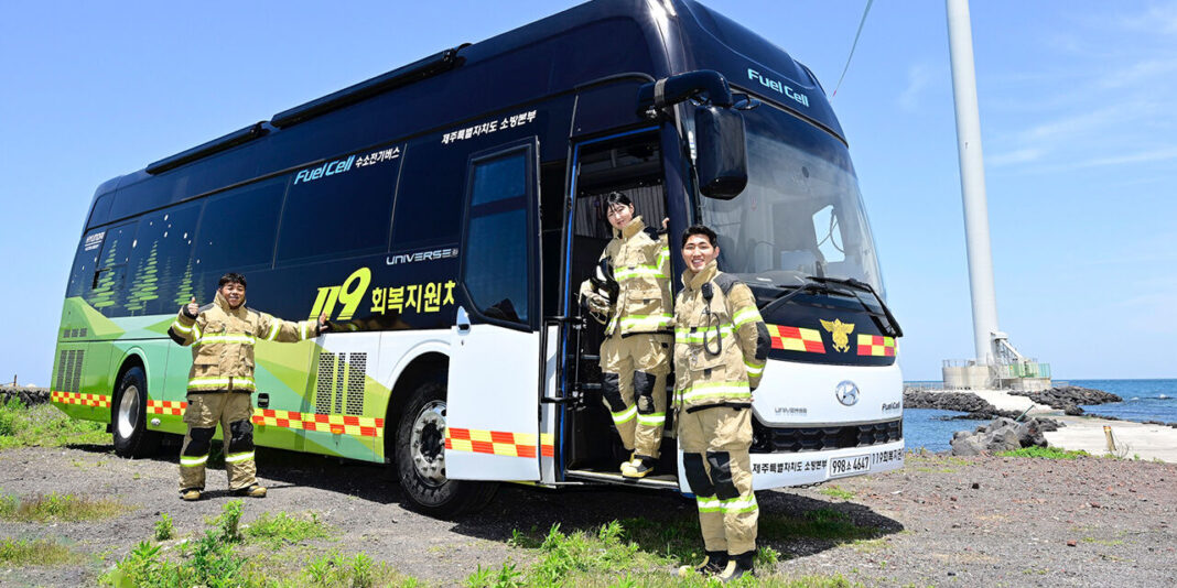 Le groupe de moteurs de Hyundai fait un don du bus de support des piles à combustible à hydrogène pour la récupération des pompiers dans l'exercice de ses fonctions
