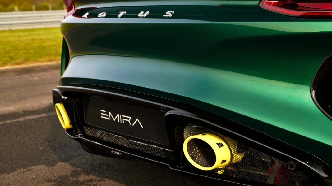 Lotus Emira mit gelben Auspuffspitzen würdigt eine F1 -Ziege
