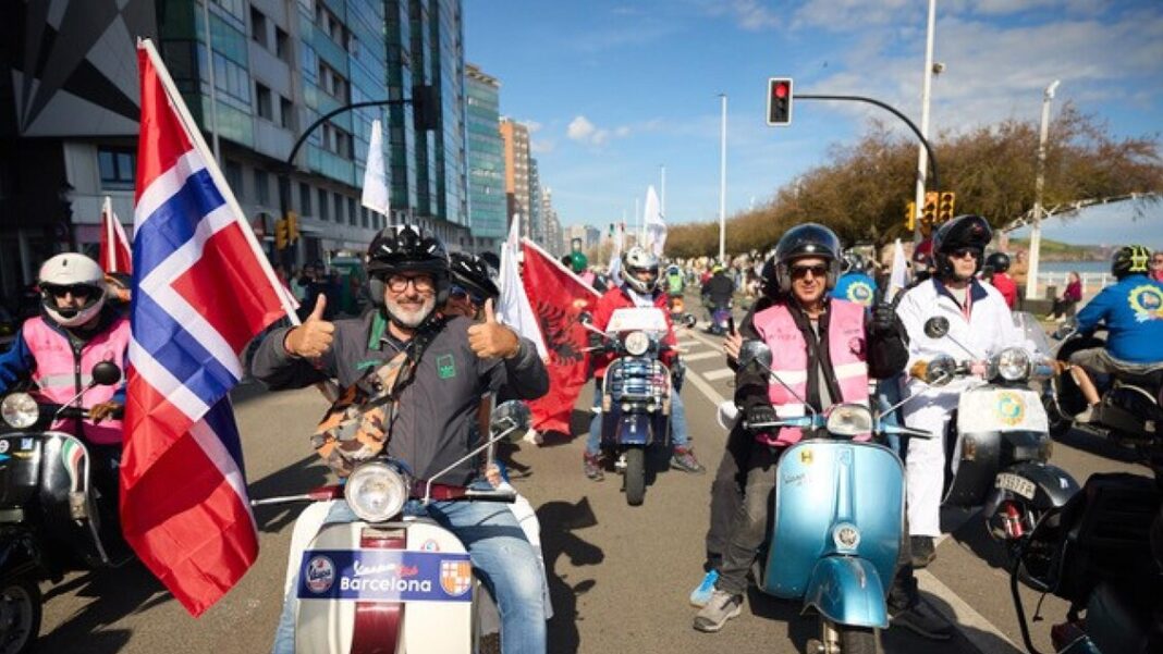 Migliaia di vespisti in festa al Vespa World Day in Spagna