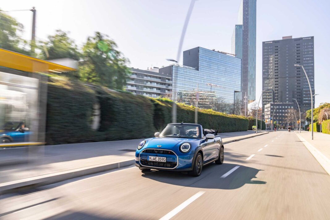 Postcard Story. Das MINI Cooper Cabrio S in Icy Sunshine Blue.