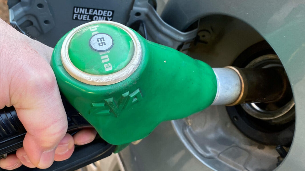 Prezzi dei carburanti, nuovi ritocchi al ribasso