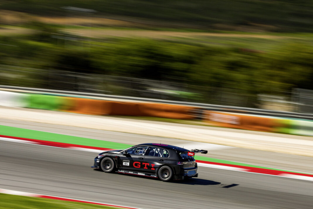 Volkswagen feiert beim 24-Stunden-Rennen auf dem Nürburgring eine GTI-Weltpremiere mit den Fans