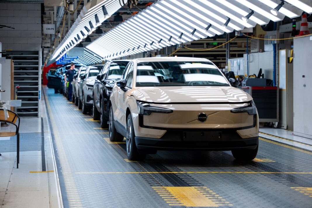 Volvo Cars dà il via alla produzione in Europa del SUV elettrico EX30, uno dei suoi modelli più venduti