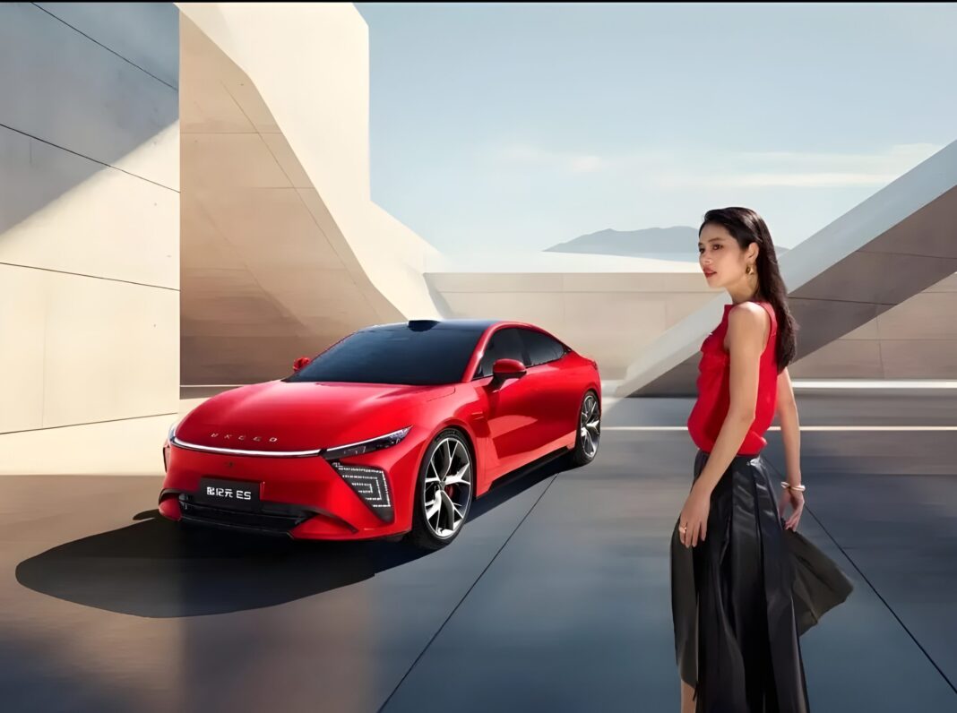 謝里（Chery）的2025 Exeed Exlantix ES全電動轎車，範圍為705公里
