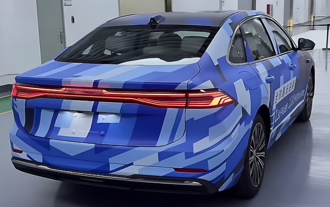 間諜鏡頭揭示了吉利（Geely）的2,100公里混合動力轎車 -  2025年即
